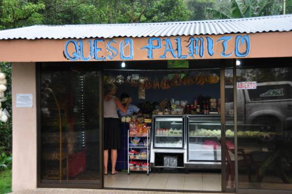 Comprando um delicioso queijo local, ainda pertos de La Fortuna, na Costa Rica